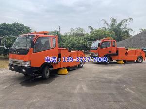 廣西公路管理局程站長與我司共同努力，開發(fā)出了一款GQ-1800E型自行式路面清掃機	