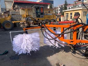 2020年11月11日山西省晉中市昔陽縣公路管理段與河南都市機(jī)械設(shè)備有限公司合作，在宋段長王隊(duì)長凌師傅的精心安排指導(dǎo)下與喬主任祝師傅的積極努力，成功研制出了加寬雙護(hù)欄板600mm護(hù)欄清洗機(jī)